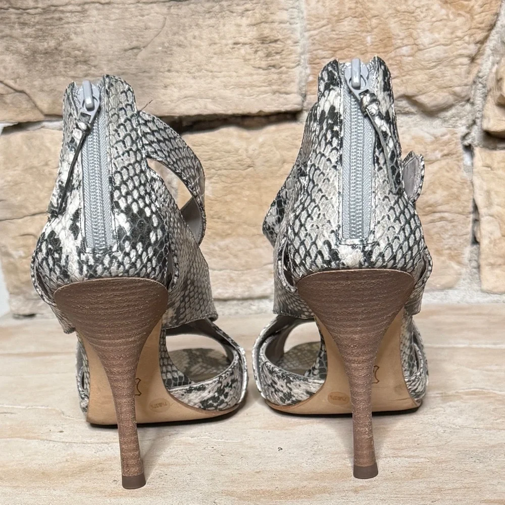 BCBG MaxAzria Ashlee Dove Steel‎ Gray Safari Snake Print Heels Womens Size 7.5